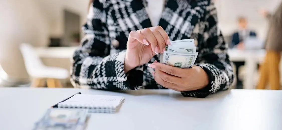 Persona contando billetes